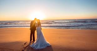 Un matrimonio in spiaggia da ammot cafè, la location esclusiva per matrimoni in spiaggia a napoli, permette di. A Procida Matrimoni In Spiaggia Via Libera Del Comune