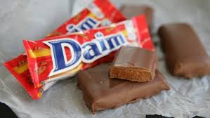 Beat butter and peanut butter in a large mixing bowl with an electric mixer on medium to high speed for 30 seconds. Resipi Coklat Daim Guna 5 Bahan Mudah Je Wanista Com