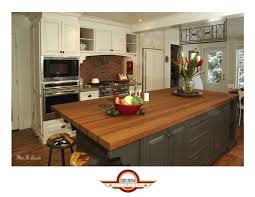 Cuisine Campagnard Blanc Avec Ilot En Merisier De Couleur Vert Foret Habiller D Un Comptoir En Erable Teint Huiler Home Decor Kitchen Kitchen Cabinets