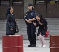 Om det är ett pågående brott, eller en akut situation, ska du alltid ringa 112. Vad Sa Polisen Pa Gotaplatsen Polisen Goteborg City Facebook