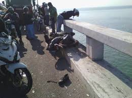 Kemalangan di jambatan pulau pinang. Penunggang Motosikal Tercampak Dari Jambatan Pulau Pinang