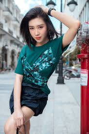 Thúy ngân từng tiết lộ, cô thường xuyên bị gia đình giục kết hôn. Thuy Ngan Chuá»™ng Phong Cach NÄƒng Ä'á»™ng