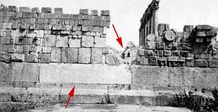 Aproximadamente a 86 kilómetros al noreste de la ciudad de beirut, al este del líbano, se encuentra elcomplejo de templos de baalbek, en el valle de beqa`a, próximo a la frontera con siria. Origen Humano Mundo Antiguo Arqueologia Megalitos