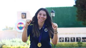 Var ancak kendisinin köşeden ziyade çaprazda oynaması gerekiyor. Sude Naz Uzun Nilufer Belediyespor Da Voleybol Magazin Voleybolun Renkli Dunyasi