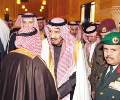 ولي العهد يؤدي صلاة الميت على تركي بن سلطان ووالدة فيصل بن خالد جريدة الوطن