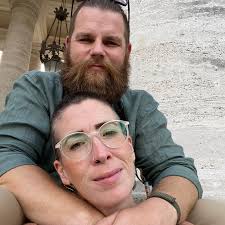 Do DVD sets of Gilmore Girls show more scenes than Netflix?