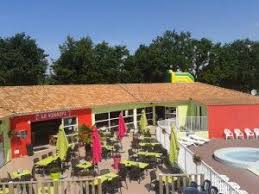 Camping L Evasion 4 Etoiles Avec Plage Privee En Vendee Decoration Exterieur Camping Parasols