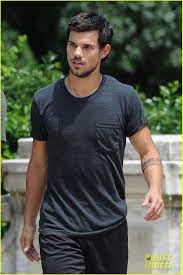 taylor lautner tracers shirt lift taylor lautner tracers shirt lift 03 photo gallery just jared taylor lautner channing tatum shes the man taylor