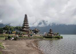 Indeed, from october to april, heavy downpours might mean a day away from bali's pristine beaches, its famous. Wet Monsoon Oder Regenzeit Auf Bali 2021