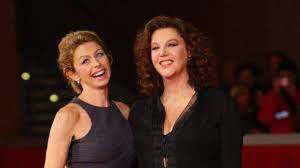 Stefania sandrelli (born 5 june 1946) is an italian actress, famous for her many roles in the commedia all'italiana, starting from the 1960s.she was 14 years old when she starred in divorce italian style as angela, the cousin and love interest of ferdinando, played by marcello mastroianni Amanda Sandrelli A Io E Te Chi E L Attrice Figlia Di Stefania Sandrelli E Gino Paoli