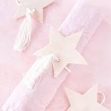 Diy Geschenke Aus Stoffresten Kirschkernkissen Haargummi Bienenwachstucher Ars Textura Selbstgemachte Geschenke Zu Weihnachten Hakelstirnband Diy Blog