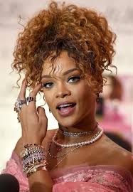 Rihana Nin Yilla Icerisinde Degisen 15 Sac Modeli Microdalga Sac Rihanna Kivircik Sac