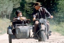 Steven spielberg et george lucas voulaient que sean connery soit le « père d'indiana jones » puisque james bond avait directement inspiré la série indiana jones, et son personnage. Harrison Ford Nimmt Abschied Von Sean Connery Er War Mein Vater