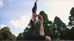 Acro yoga is an artistic form of art, performed with balance, flexibility, agility and coordination. Acroyoga Partnerakrobatik Lernen