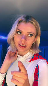 Gwen Wolf's Instagram, Twitter & Facebook