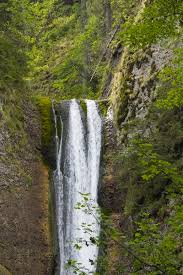 Situată pe traseul dintre durău şi cabana dochia, cascada duruitoarea are o înălţime de 25 de metri şi este formată din două căderi de apă separate de un prag. Traseu In Masivul Ceahlau Durau Cascada Duruitoare Dochia
