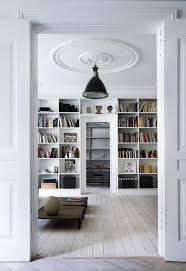 Yvonne Kone Lives Here Ems Designblogg Decoration Appartement Haussmannien Decoration Plafond Deco Maison