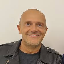 Divenuto famoso come la voce degli 883 , gruppo fondato insieme all'amico mauro repetto nel 1991, dal 2004 pezzali ha intrapreso una carriera da solista. Max Pezzali Wired Next Fest 2020