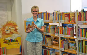 Büchereileiterin Jutta Busch freute sich über die neue Ordnung ...