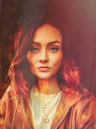 Hilary Gates's Instagram, Twitter & Facebook