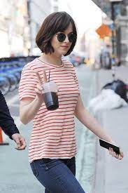 Dakota Johnson On The Set Of How To Be Single May 26th Short Hair Styles Hairstyle Short Hair With Bangs