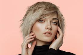 5 stylvolle kort kuif-gelaagde Bob-haarsnitte vir fyn hare ouer as 50