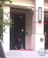 週刊稱王定宇留宿顏若芳住處期間，有時女方若早起外出，還會帶早餐給王定宇，成了二人「同居祕戀的證據」。 前年(108年) 總統蔡英文競選連任辦公室發言人廖泰翔、阮昭雄、顏若芳曾自製直播節目，名稱就叫「一起吃早餐」。 | 2021/03/09 Vfi9vhd 2w5fnm