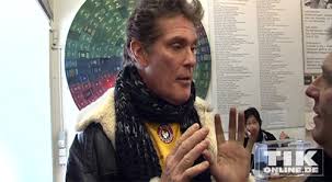 David hasselhoff , parker stevenson , billy warlock , et al. David Hasselhoff Richtet Sich Hauslich In Wales Ein Tikonline De