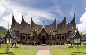 Rumah adat masyarakat padang memiliki bentuk unik yang cukup berbeda dengan rumah tradisional yang terdapat pada daerah lainnya. Rumah Adat Minangkabau Arsitek Indo Kontraktor Malang