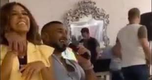 في وقت مبكر من صباح اليوم حسم الفنان أحمد سعد، التكهنات والجدل حول علاقة بعارضة الأزياء علياء بسيوني، إذ أعلن بشكل رسمي، عبر فما بين الكاجول والكلاسيكي والسهرة أظهرت الصور التي شاركتها خطيبة أحمد سعد معه على تنوع اختيار ملابسها، كما تضع ميكب. Ø£Ø­Ù…Ø¯ Ø³Ø¹Ø¯ Ù…Ø¹ Ø®Ø·ÙŠØ¨ØªÙ‡ Ø¹Ù„ÙŠØ§Ø¡ Ø¨Ø³ÙŠÙˆÙ†Ù‰ ÙÙ‰ Ø¬Ù„Ø³Ø© ØºÙ†Ø§Ø¦ÙŠØ© Ø¨Ø±ÙÙ‚Ø© Ø­Ø³Ù† Ø´Ø§ÙƒÙˆØ´ ÙÙŠØ¯ÙŠÙˆ Ø§Ù„ÙŠÙˆÙ… Ø§Ù„Ø³Ø§Ø¨Ø¹