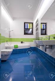 Kaufen sie bei uns ein! Blaue Und Grune Fliesen Im Modernen Badezimmer Lizenzfreie Fotos Bilder Und Stock Fotografie Image 42293365