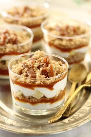 קינוח קרמבל תפוחים קרמל וקצפת Desserts Caramel Desserts Delicious Desserts