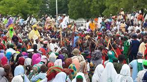 Tun tasowar abida bata da wata babbar k'awa ko aminiya face hajara, k'awancensu ko ince zumuntarsu ta samo asaline tun suna primary school, sun sha'ku sosai, a duk lokacin da wata hidima ta taso ma hajara ko abida tare suke gudanar da abinsu. Bukukuwan Sallah A Kasashen Afirka Zamantakewa Dw 17 10 2013