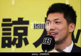 27 ans, boxeur poids moyen de Felix Sturm (L) et son adversaire défait Gavin  Topp poser après le combat de boxe dans l'Estrel Hotel à Berlin, Allemagne,  samedi, 02 décembre 2006. Aftre