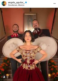 Salías de un templo un día, llorona, cuando al pasar yo te vi. You Fell Off My Pedestal Angela Aguilar Dyes Her Hair Green And They Say That It Lost Its Freshness And The Color Does Not Suit The Canadian