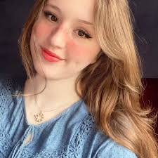 Jessica Hollins's Instagram, Twitter & Facebook