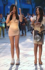 夏天抄底开叉裙真空无内裤无遮挡很霸气-街拍美女图片大全