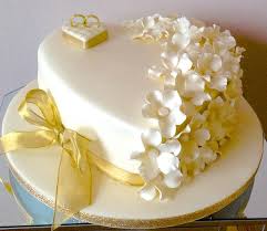 Cream And Gold Cake From Alison S Tailor Made Cake Alison Cream Tailor Torte Hochzeit Tortendeko Blumenkuchen