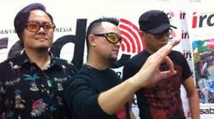 Chord sepatu super berlari terbang tinggi. Chord Kunci Gitar Dan Lirik Lagu Terbang The Fly Ku Ingin Terbang Bersamamu Dan Gapai Mentari Tribunstyle Com