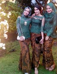 Pada dasarnya masyarakat memakai baju panjang, memakai batik, jarik, dan kebaya sebagai ciri khas budaya lokal. Lihat 101 Ide Model Baju Kebaya Nenek Terbaru Gratis Model