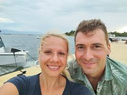 HU/SR) László Judit és Ozsvár Róbert végre kettesben… vagy csak álmodoznak  egy csendes pillanatról? Úgy tűnik, a nyaralás valódi kihívása: tartani a  tempót az ikrekkel! 👧👧💨 Közben próbálják élvezni a naplementét is!