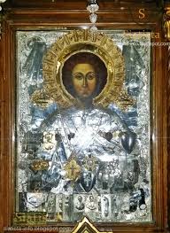 Και ενώ η βάπτιση του κρατήθηκε για ένα διάστημα μυστική από τους εθνικούς, ακόμα και από τον ίδιο τον πατέρα του, ο παντελεήμων φλεγόταν από τον ιερό πόθο να γίνει και τοις άλλοις του μυστηρίου διδάσκαλος. Agios Pantelehmonas 8aymasth Emfanish Ston Geronta Paisio