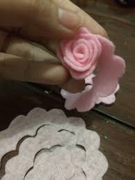 Biar tampil lebih modis, yuk cari tahu cara membuat bros bunga dari kain perca terbaru yang menunjang penampilan! Bunga Dari Kain Flanel Pakeotac