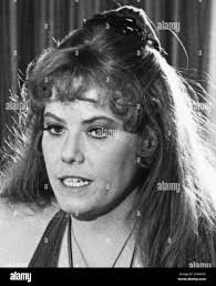 L'actrice Wendy Richard a vu ici dans le studio Daily Mirror en modélisant  les derniers pantalons chauds et tricots Photo Stock