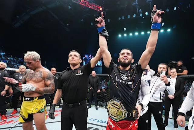 UFC 280: Islam Makhachev drops, submits Charles Oliveira for vacant lightweight title - Yahoo Sports