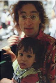 Si John Lennon at ang kanyang anak na si Sean na bumibisita sa Hong Kong,  1977. : r/beatles