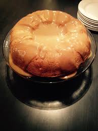 Gateau Aux Pommes Avec Sauce Caramel Food And Drink Food Student Recipes