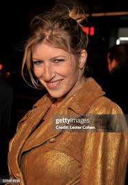 748点のTara Summersの写真と高解像度写真