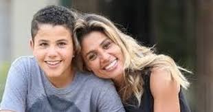 أجمل صور زينة عاشور زوجة عمرو دياب وأولادهما على انستجرام Youtube Couple Photos Photo