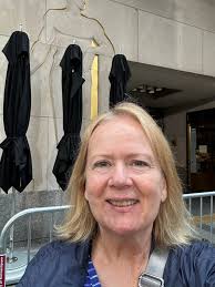 Unusual empty National Portrait Gallery photo taken at night